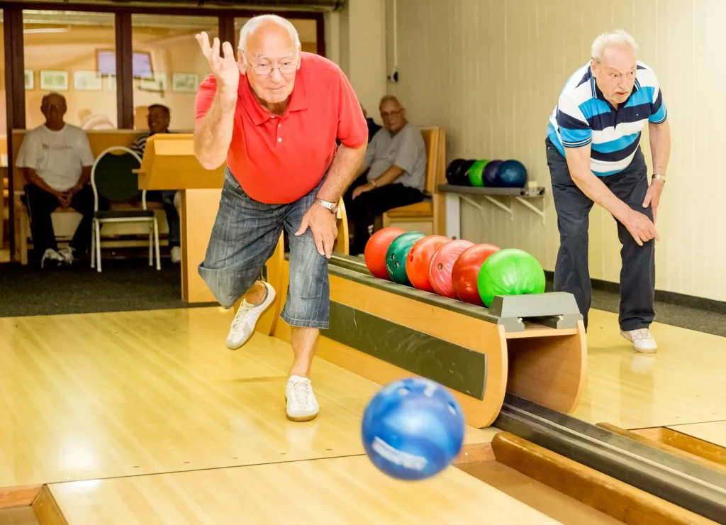 Mann beim Bowling