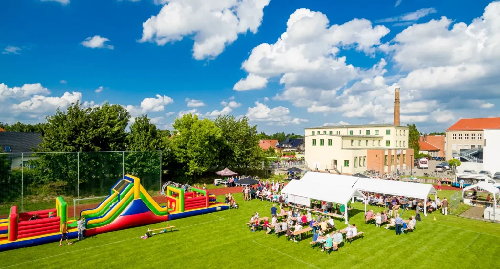 Fest Veranstaltung auf dem Sportplatz des VSB 1989 mit Festzelt, Bänken, Tischen und einer Hüpfburg mit Hindernissen